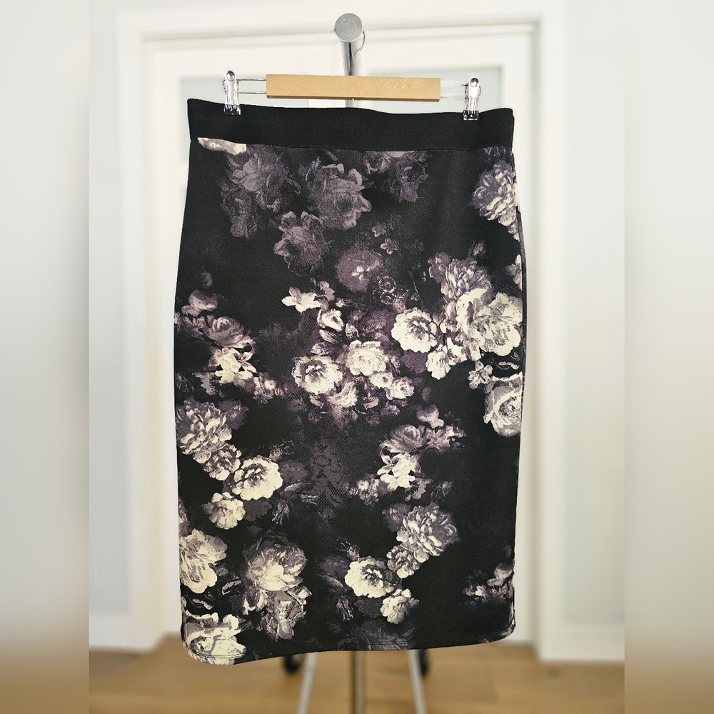 099. Floral Black and White Skirt
